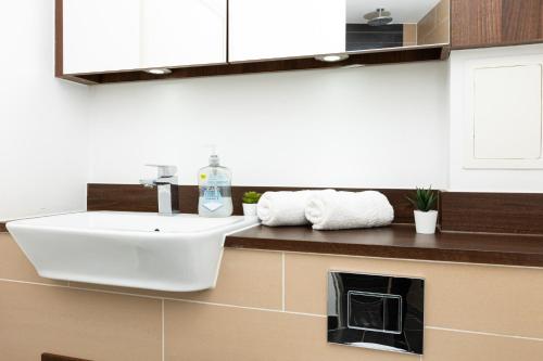 Ванна кімната в Bright & Cozy 1 BDR Apt wCharming Private Terrace