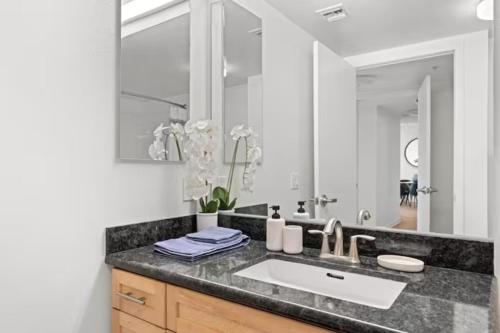 uma casa de banho com um lavatório e um espelho em Downtown Santa Monica Top Floor Ocean View 2BR/2BA em Los Angeles