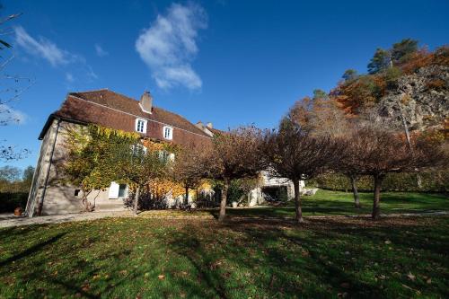 una vecchia casa con alberi di fronte di L'annexe du Moulin Renaudiots ad Autun