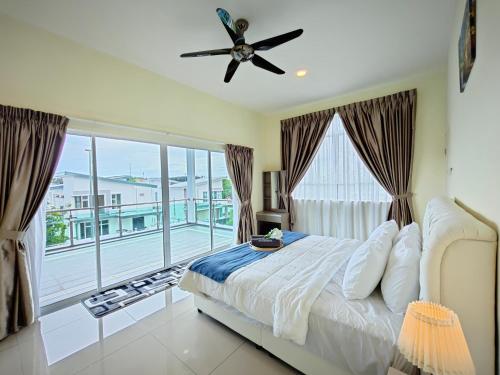 um quarto com uma cama e uma grande janela em Marinea 2, The Inspaze by Antlerzone em Kota Tinggi