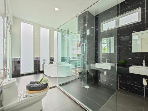 y baño con ducha de cristal y aseo. en Marinea 2, The Inspaze by Antlerzone, en Kota Tinggi