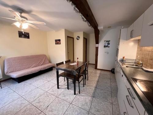 uma sala de estar com uma mesa e uma cama em Appartement à Mitzach em Mitzach