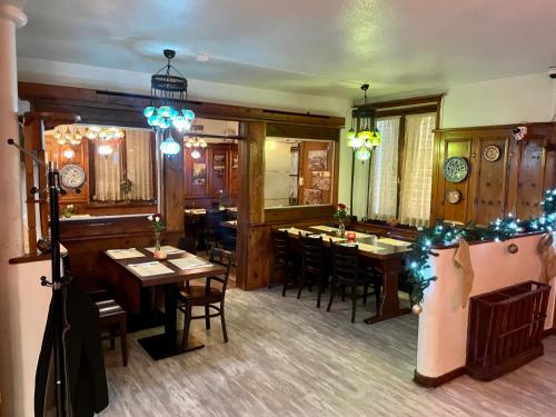 une salle à manger avec des tables et des chaises et des décorations de Noël dans l'établissement Le MONOT Residence, à Bâle