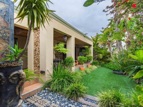 a garden in front of a house with plants at Dai Heka Guest House in Strand