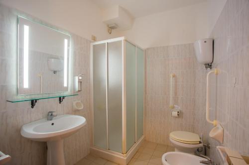 uma casa de banho com um lavatório, um WC e um chuveiro em Agriturismo La Mora - Gemelli em Assis
