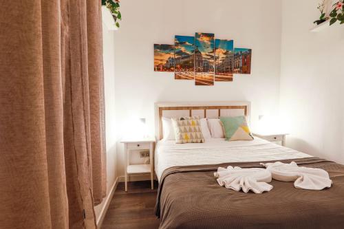 um quarto com uma cama com duas toalhas em La Guarda del Ángel em Madri