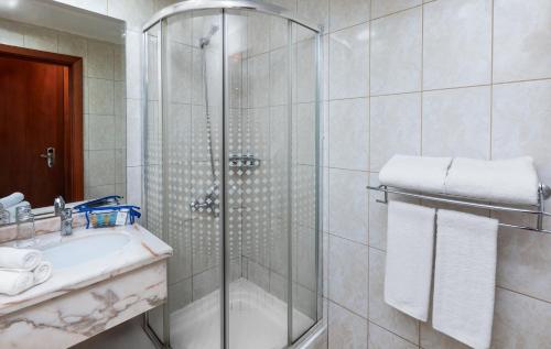 La salle de bains est pourvue d'une douche et d'un lavabo. dans l'établissement Barakat Burhan Hotel, à La Mecque