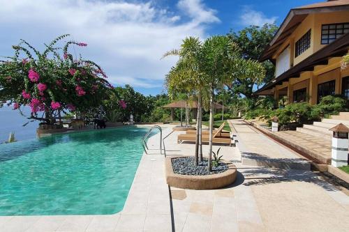A piscina localizada em Ojo Dorado (The Pavilion Room) ou nos arredores