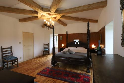 een slaapkamer met een bed en een houten plafond bij Château de Bussolles in Barrais-Bussolles