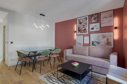 un salon avec un canapé et une table dans l'établissement 31.Appart 8Pers#3 Bedroom #Père Lachaise #Nation, à Paris