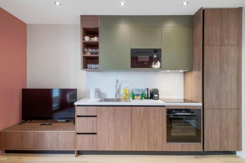 une cuisine avec un évier et un micro-ondes dans l'établissement 31.Appart 8Pers#3 Bedroom #Père Lachaise #Nation, à Paris