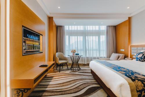a hotel room with a bed and a desk at Wenzhou Hangbin International Hotel in Wenzhou