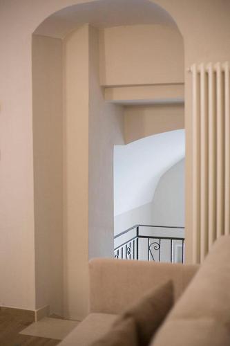 - un salon avec vue sur un balcon dans l'établissement Residenza la Portella, à Bovino