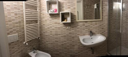 y baño con lavabo y espejo. en Residenza la Portella, en Bovino
