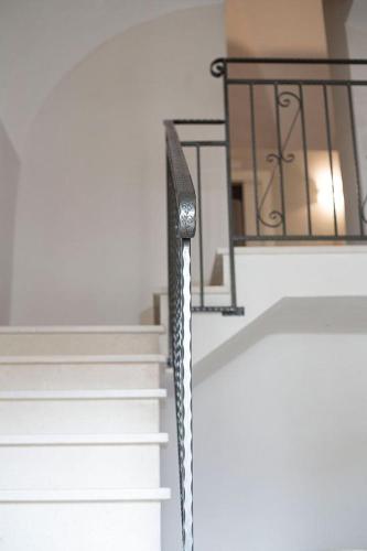 una escalera de caracol con una barandilla de metal en un edificio en Residenza la Portella, en Bovino