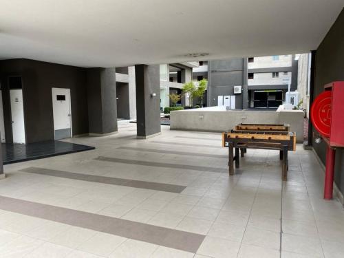 un pasillo vacío con un banco en un edificio en Ñuñoa, Bello departamento, La mejor ubicacion, en Santiago