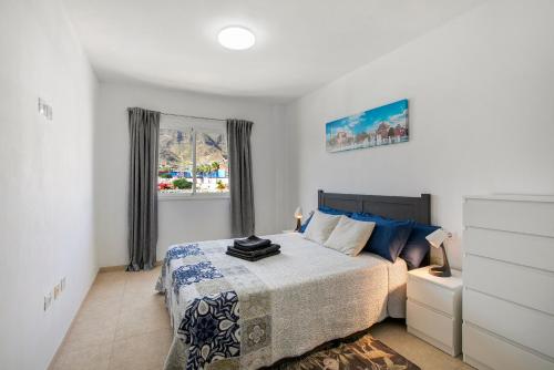 a bedroom with a bed and a window at El Pisito de Momo in Candelaria