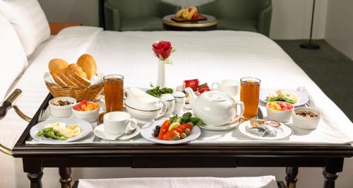 فندق بركة برهان في مكة المكرمة: صينية طعام على سرير مع صينية طعام