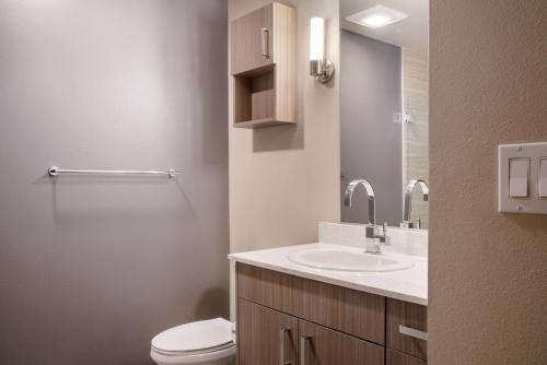 een badkamer met een wastafel, een toilet en een spiegel bij Capitol Hill jr 1br w gym wd nr colleges SEA-621 in Seattle