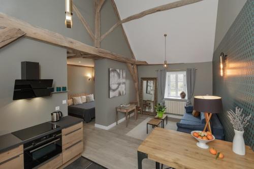 una cucina e un soggiorno con un divano e un tavolo di Annexe du Moulin Renaudiots - Havre de paix Luxe et Nature ad Autun