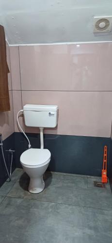 ein Bad mit einem weißen WC in einem Zimmer in der Unterkunft The Mountain Tree home in Wayanad