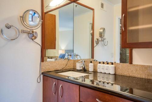 ロスアルトスにあるMountain View 3br w pool patio parking SFO-1622の洗面台と鏡のあるバスルーム