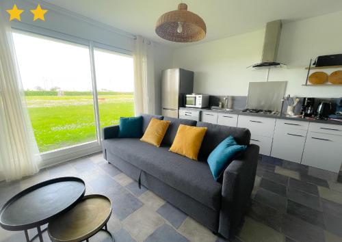 un salon avec un canapé et une table dans l'établissement La Digue, à Calais