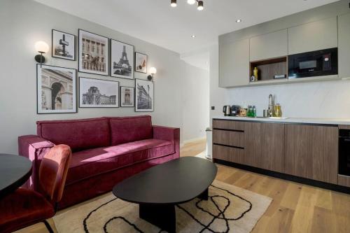 un salon avec un canapé rouge et une table dans l'établissement 41.Appart 4Pers#1 Bedroom #Père Lachaise #Nation, à Paris