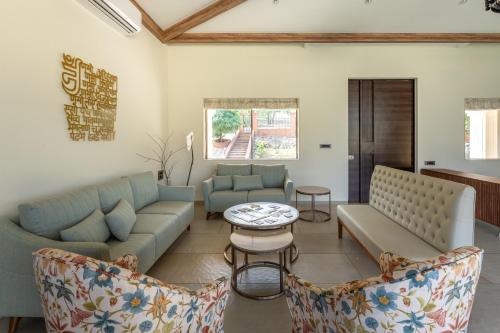 Un lugar para sentarse en SaffronStays Zoka- A 3-BDR European-style villa