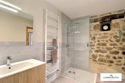 een badkamer met een wastafel en een douche bij La Ferme d' Helyette in Toulaud