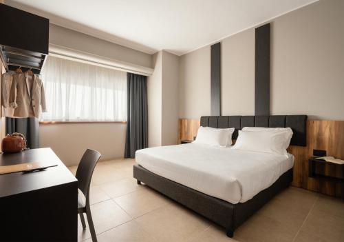 ein Hotelzimmer mit einem Bett und einem Schreibtisch in der Unterkunft Mood Hotel in Città Sant'Angelo