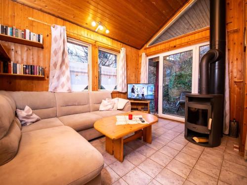 ein Wohnzimmer mit einem Sofa und einem Herd in der Unterkunft Holiday Home Ferienpark Extertal by Interhome in Rott
