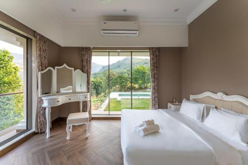 um quarto com uma cama, um lavatório e uma secretária em SaffronStays Zoka- A 3-BDR European-style villa em Pāli