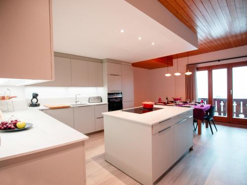 Kuchyň nebo kuchyňský kout v ubytování Apartment Grand-Pont 15 by Interhome