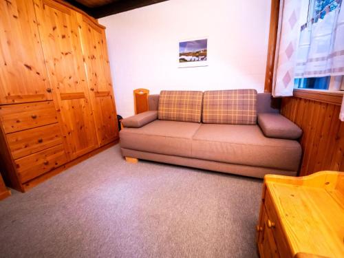 Ruang duduk di Holiday Home Haus am Wald by Interhome