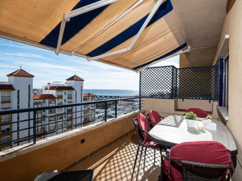 einen Balkon mit einem Tisch, Stühlen und Meerblick in der Unterkunft Apartment Bellavista del Puerto by Interhome in Estepona