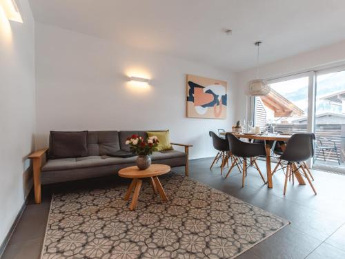sala de estar con sofá y mesa en Apartment Das Georgen- Schmitten by Interhome en Fürstau