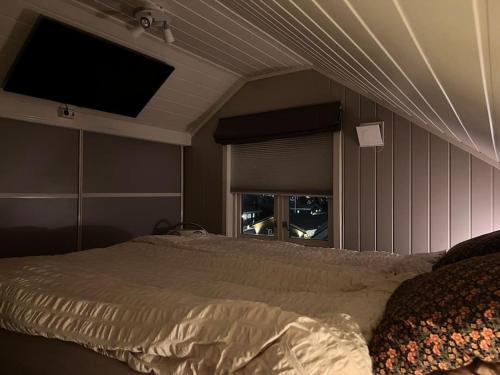 um quarto com uma cama e uma televisão de ecrã plano em Tromsø’s best location? City & Nature 5 mins away. em Tromsø