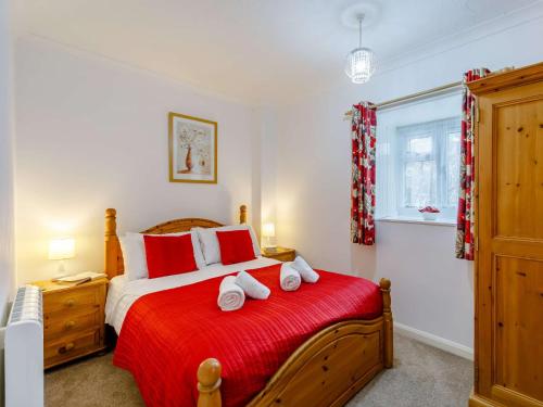 a bedroom with a bed with red sheets and a red blanket at 1 Bed in Keswick 86395 in Rosthwaite