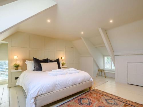 A bed or beds in a room at 1 bed property in Tetbury 87442