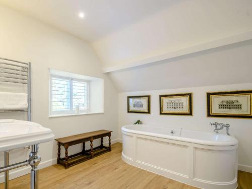 A bathroom at 1 bed property in Tetbury 87442