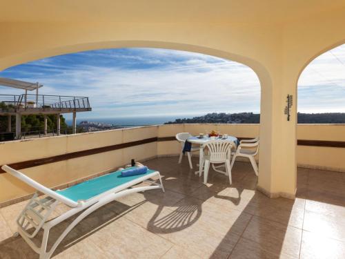 - Balcón con mesa y piscina en Holiday Home Landa Park by Interhome, en Peñíscola