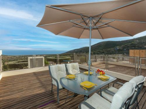 - une table avec des chaises et un parasol sur une terrasse dans l'établissement Holiday Home Mirador de las Islas 5 by Interhome, à Peñíscola