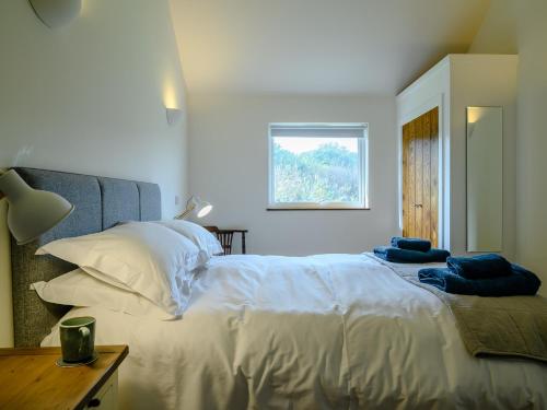 - une chambre avec un grand lit blanc et une fenêtre dans l'établissement 1 Bed in Talybont-on-Usk 88137, à Talybont