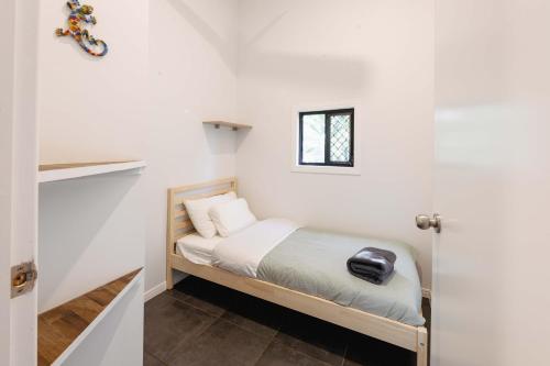 A bed or beds in a room at kin kin cottage, Noosa hinterland, walk to town.