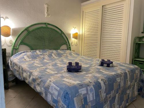 Una cama con dos controles remotos encima. en CasaTobia25, en Costa Paradiso
