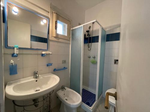 un baño con lavabo y ducha en CasaTobia25, en Costa Paradiso