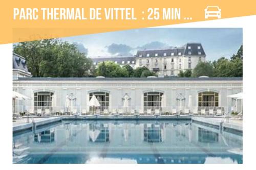 ein großes weißes Gebäude mit einem großen Pool in der Unterkunft Abbaye de l'Etanche - 2 chambres d'hôtes - Un cadre naturel exceptionnel - 