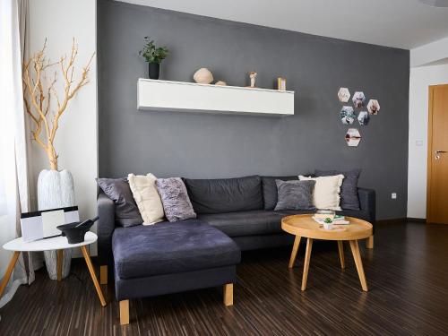 un soggiorno con divano blu e tavolo di Apartment Apartment 566 by Interhome a Harrachov