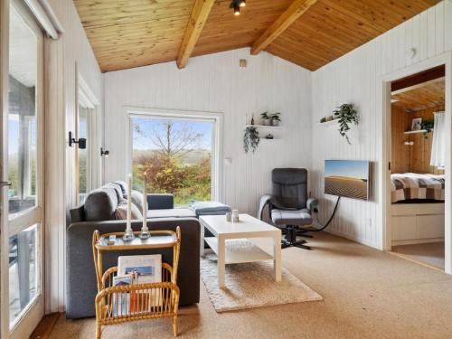 uma sala de estar com um sofá e uma mesa em Holiday Home Benthe - 200m from the sea in Funen by Interhome em Humble